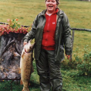 Anna Marth med en ørret på 7,2 kg i 1988
