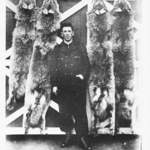 Alfred med ulveskinnene i 1939
