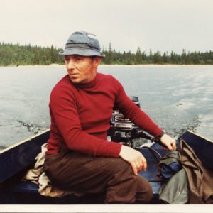 Nils Gjefsjø kjører båt på Gjevsjøen