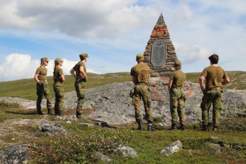 Krigsminnesmerket på Plukkutjønnfjellet. Foto: Heimevernets ungdomsavdeling/Torgrim Sund