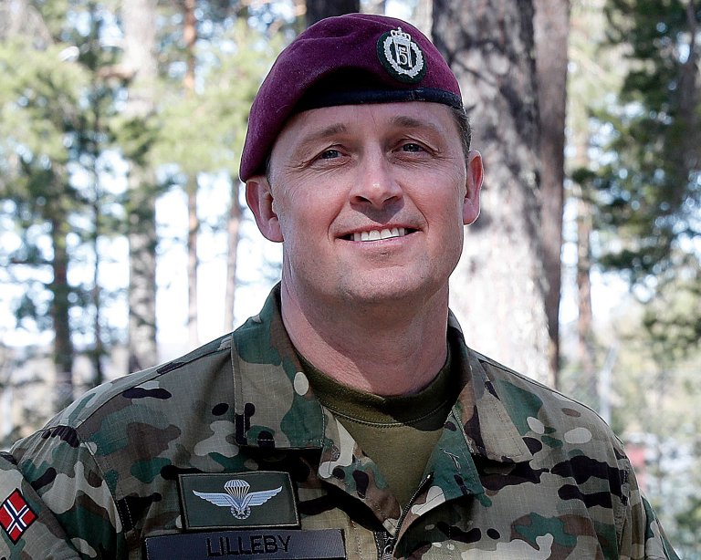Oberst Lars William Lilleby er tildelt Forsvarets innsatsmedalje med rosett. Foto Forsvaret