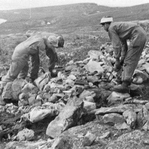 De avdøde soldatene ble begravet midlertidig av sine medsoldater. FOTO: FORSVARSMUSEET, RUSTKAMMERET SIN SAMLING