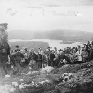 Her fra avdukingen av monumentet i Snåsa 1949. FOTO: FORSVARSMUSEET, RUSTKAMMERET SIN SAMLING