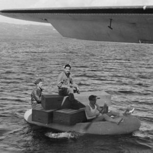 Her padles kistene med tre av de døde soldatene over til sjøfly på Langvatnet etter at krigen var over. FOTO: FORSVARSMUSEET, RUSTKAMMERET SIN SAMLING